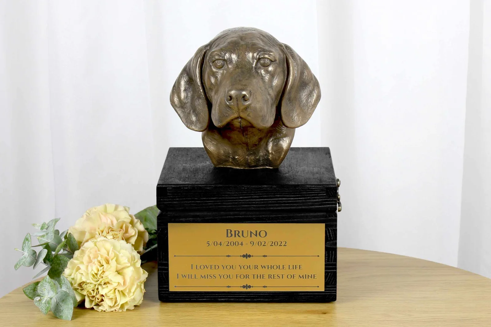 Beagle urn met gravure en hondensculptuur, handgemaakt kunstwerk — foto 2