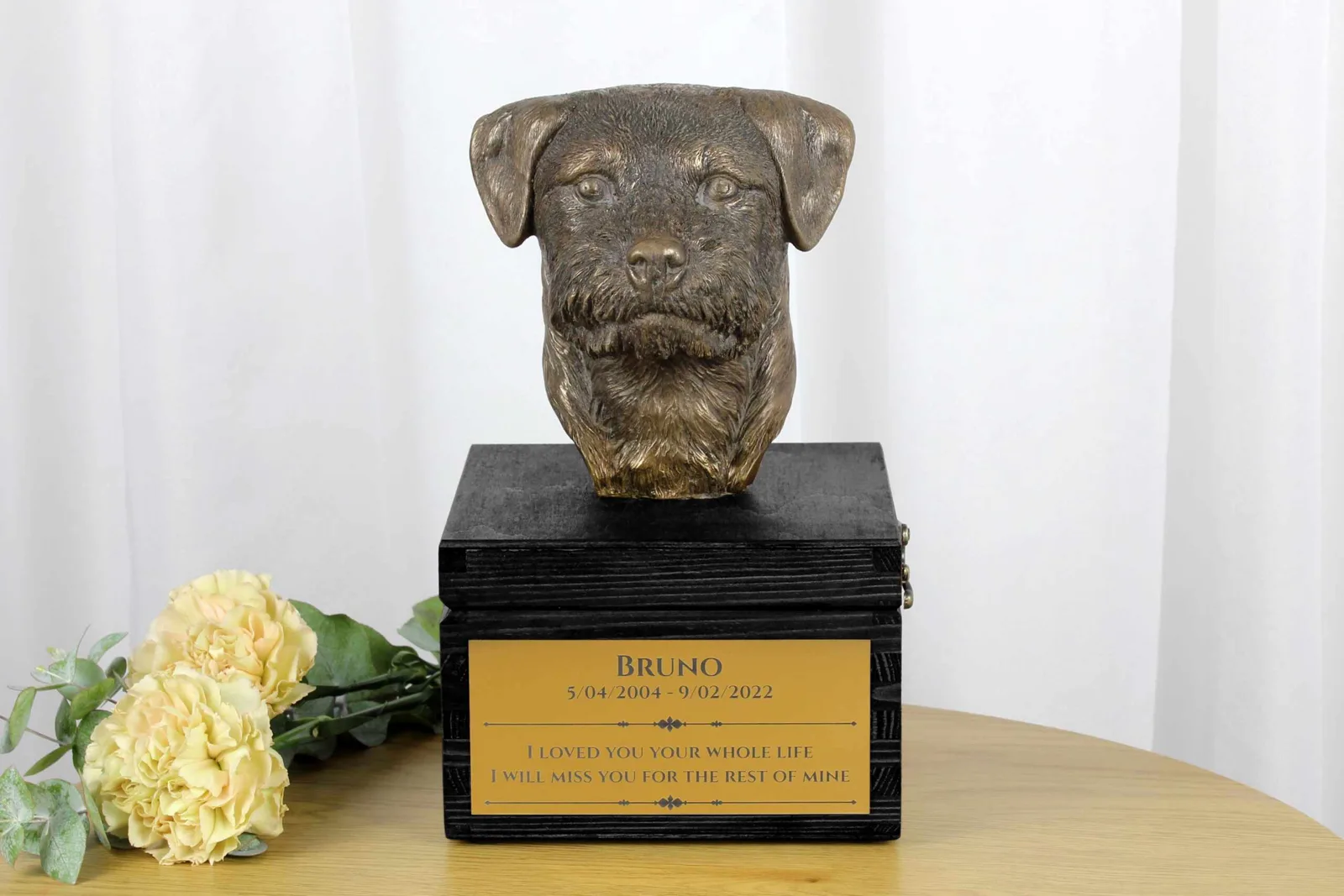 Border Terrier urn met gravure en hondensculptuur, handgemaakt. — foto 2