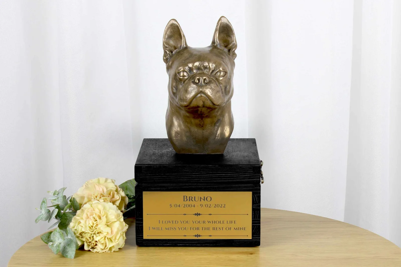 Boston Terrier urn met gravure en hondensculptuur, handgemaakt. — foto 2