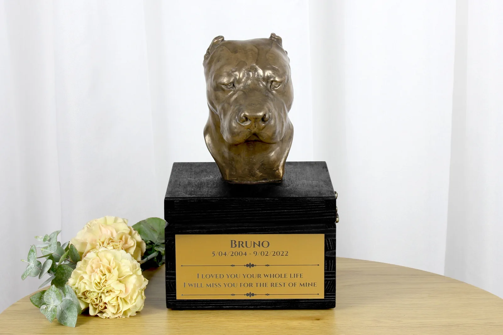 Dogo Argentino urn met gravure en handgemaakte hondensculptuur — foto 2