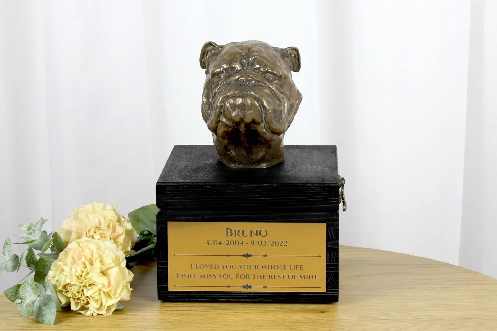 Engelse Bulldog urn met gravure en handgemaakte hondensculptuur — foto 2