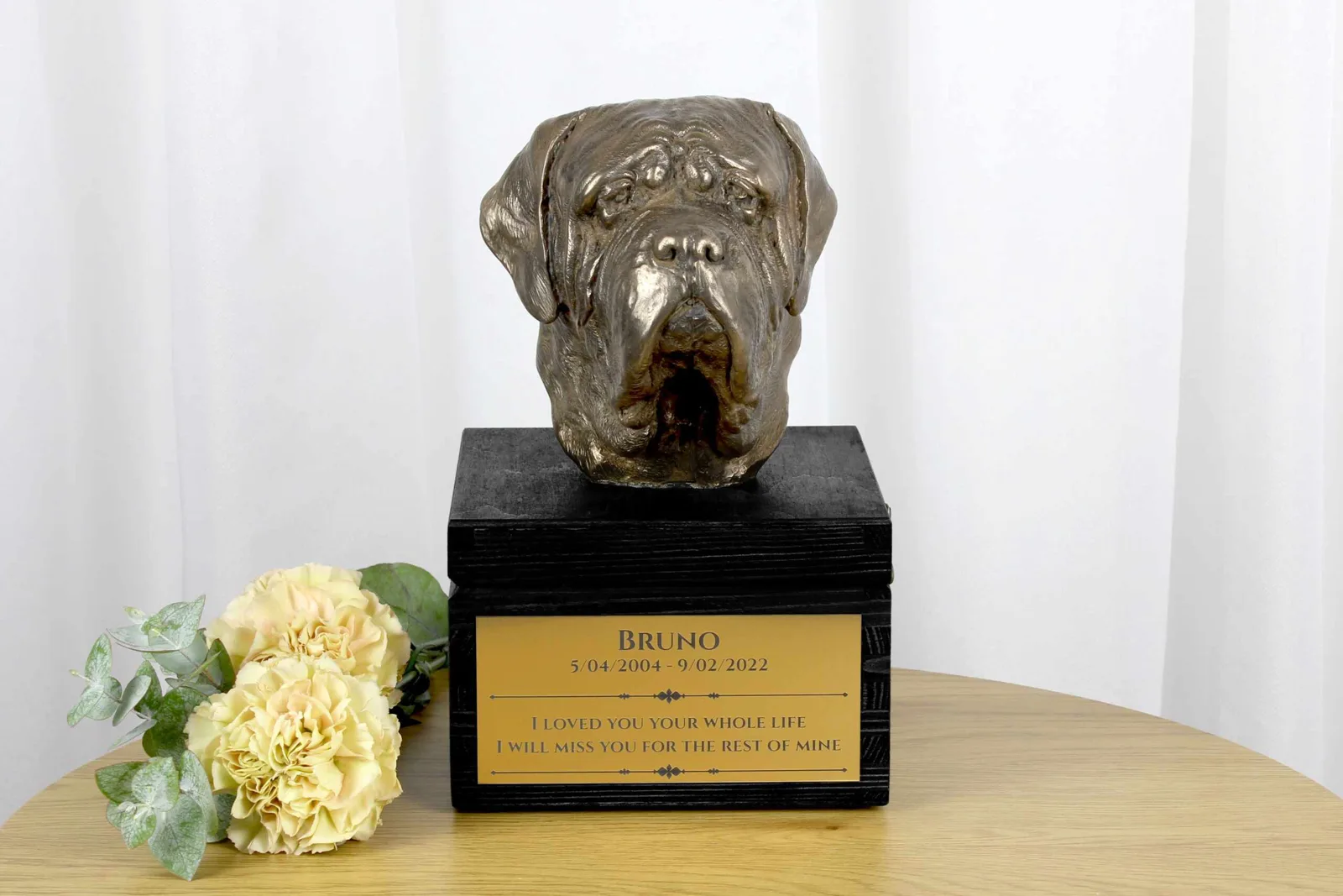 Engelse Mastiff urn met gravure en hondensculptuur, handgemaakt. — foto 2
