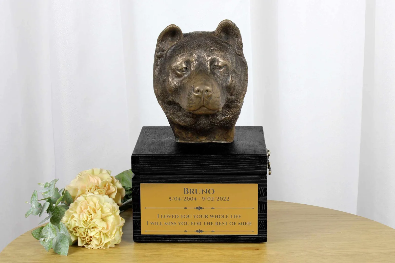 Handgemaakte urn met gravure en sculptuur van een Akita hond — foto 2