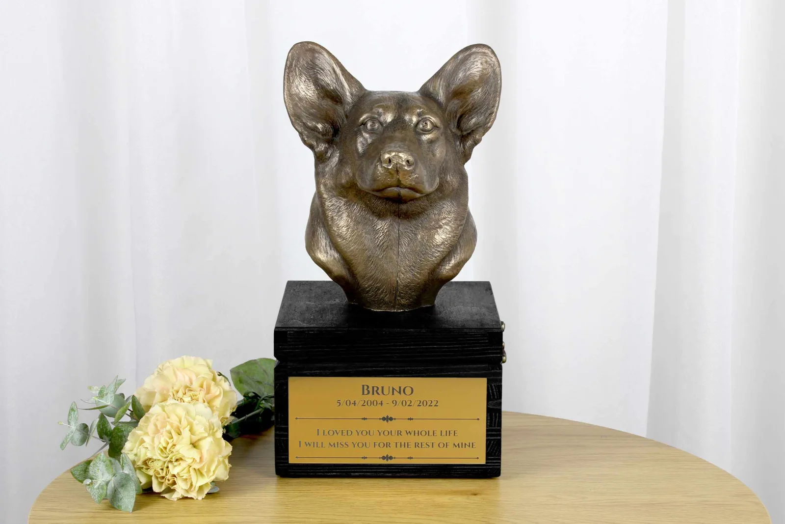 Handgemaakte urn met gravure en sculptuur van Pembroke Welsh Corgi — foto 2