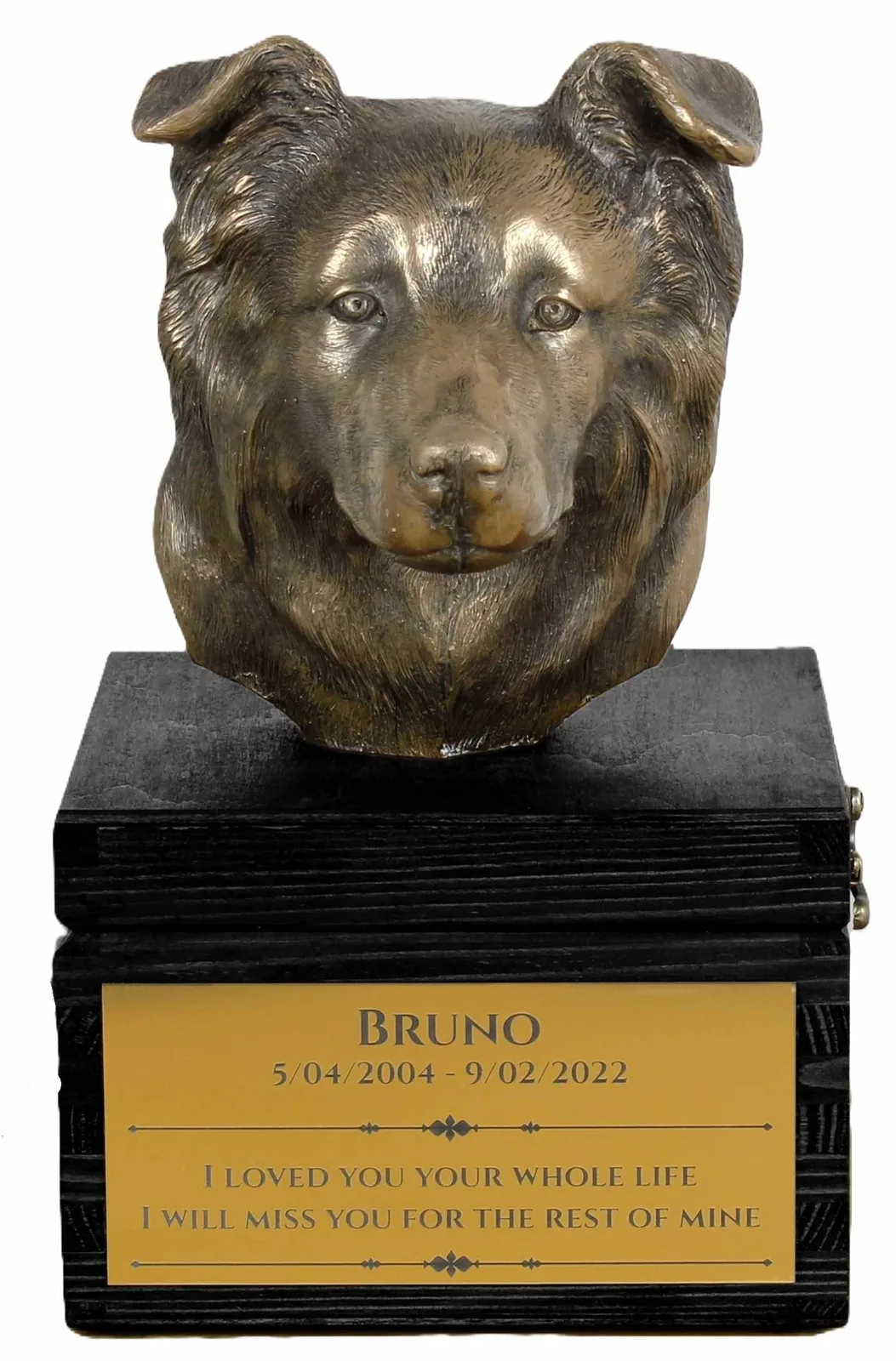 Handgemaakte urn met sculptuur en gravure van een Border Collie