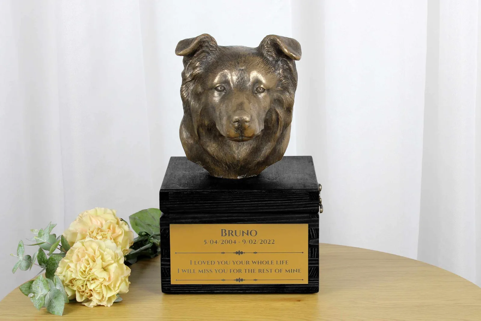 Handgemaakte urn met sculptuur en gravure van een Border Collie — foto 2
