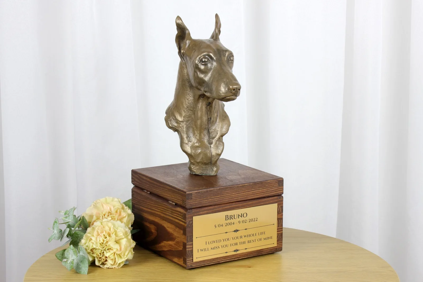 Miniatuur Pinscher urn met beeldje – gepersonaliseerde hondenurn — foto 2