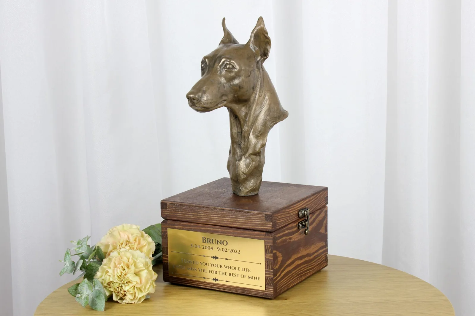 Miniatuur Pinscher urn met beeldje – gepersonaliseerde hondenurn — foto 3