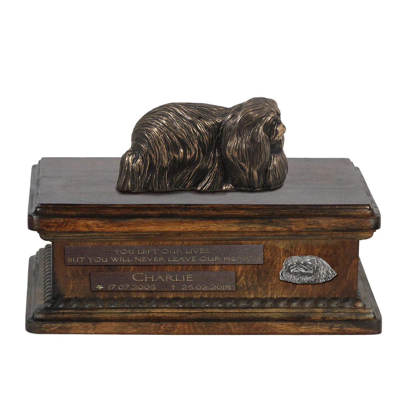 Persoonlijke houten urn met Pekingees beeldje voor hondenas.