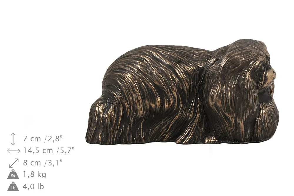 Persoonlijke houten urn met Pekingees beeldje voor hondenas. — foto 5