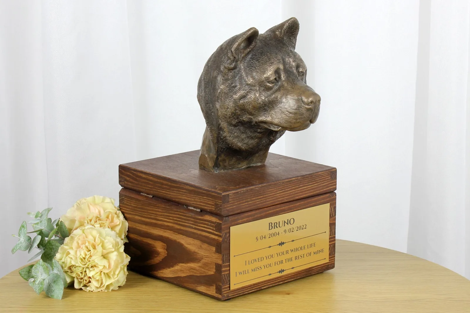 Persoonlijke urn voor Akita met hondenstandbeeld en ascontainer — foto 2