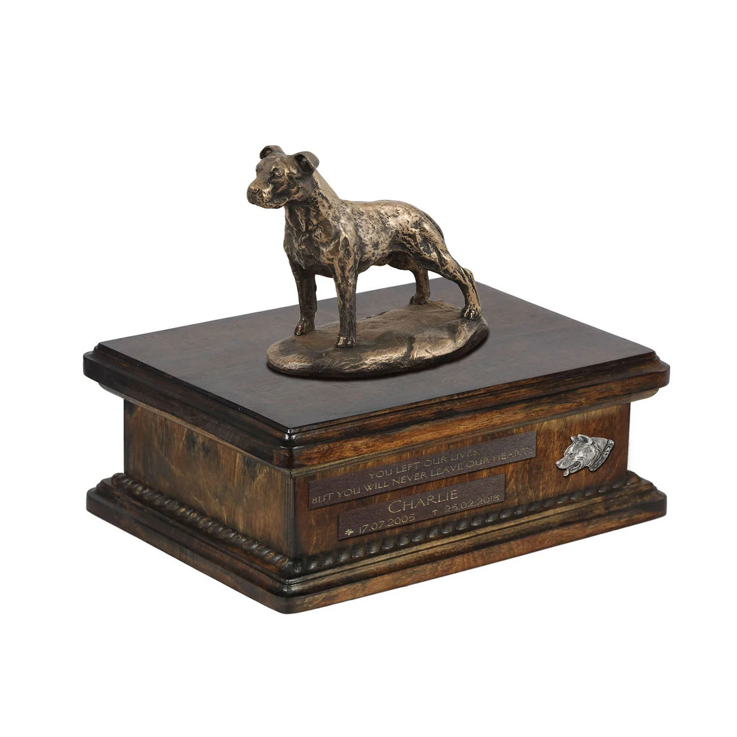 Persoonlijke urn voor American Staffordshire Terrier met beeldje en hout.