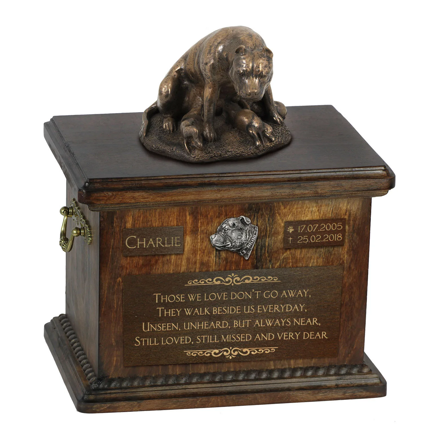 Persoonlijke urn voor Staffordshire Bull Terrier met beeldje en as.