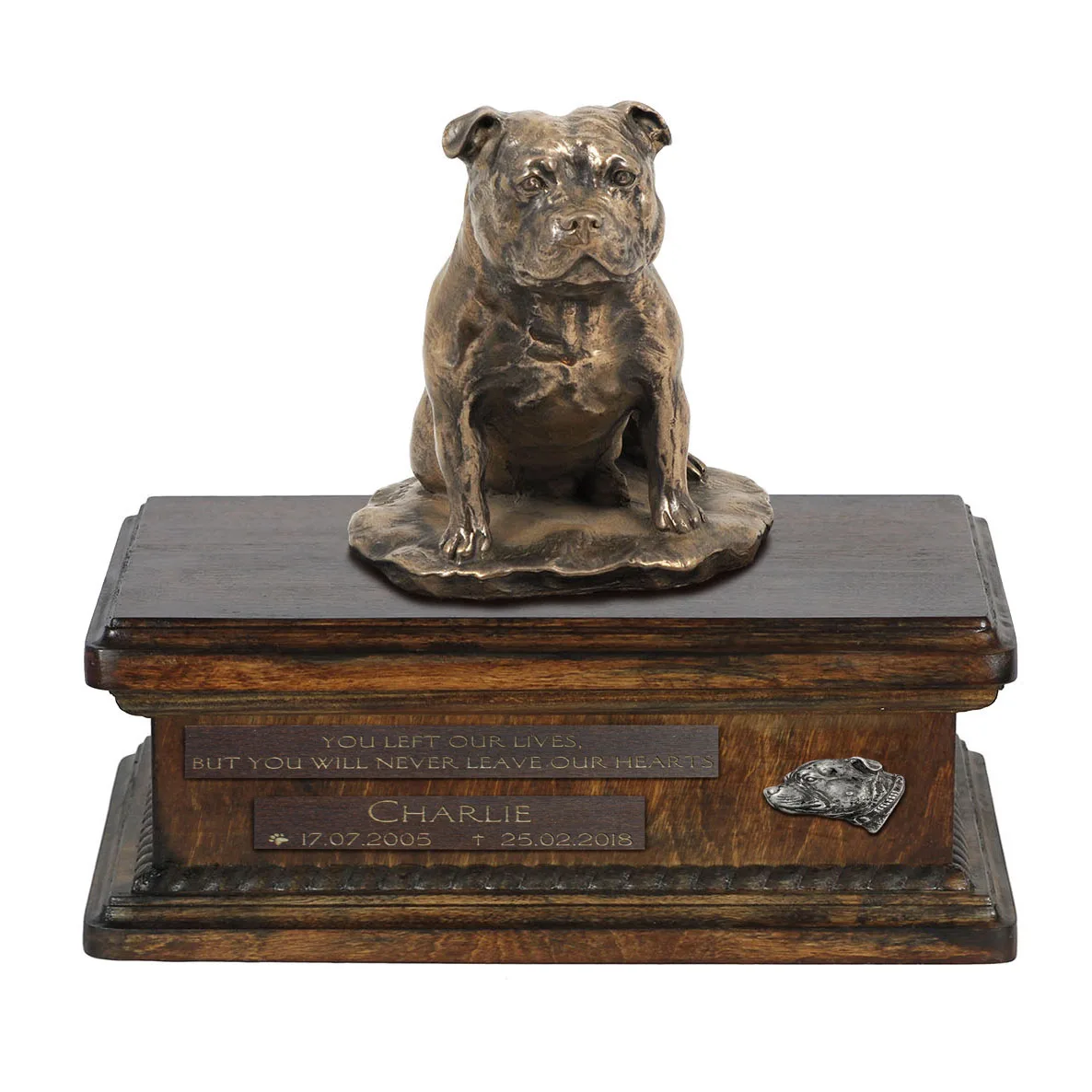 Persoonlijke urn voor Staffordshire Bull Terrier met beeldje en houtafwerking