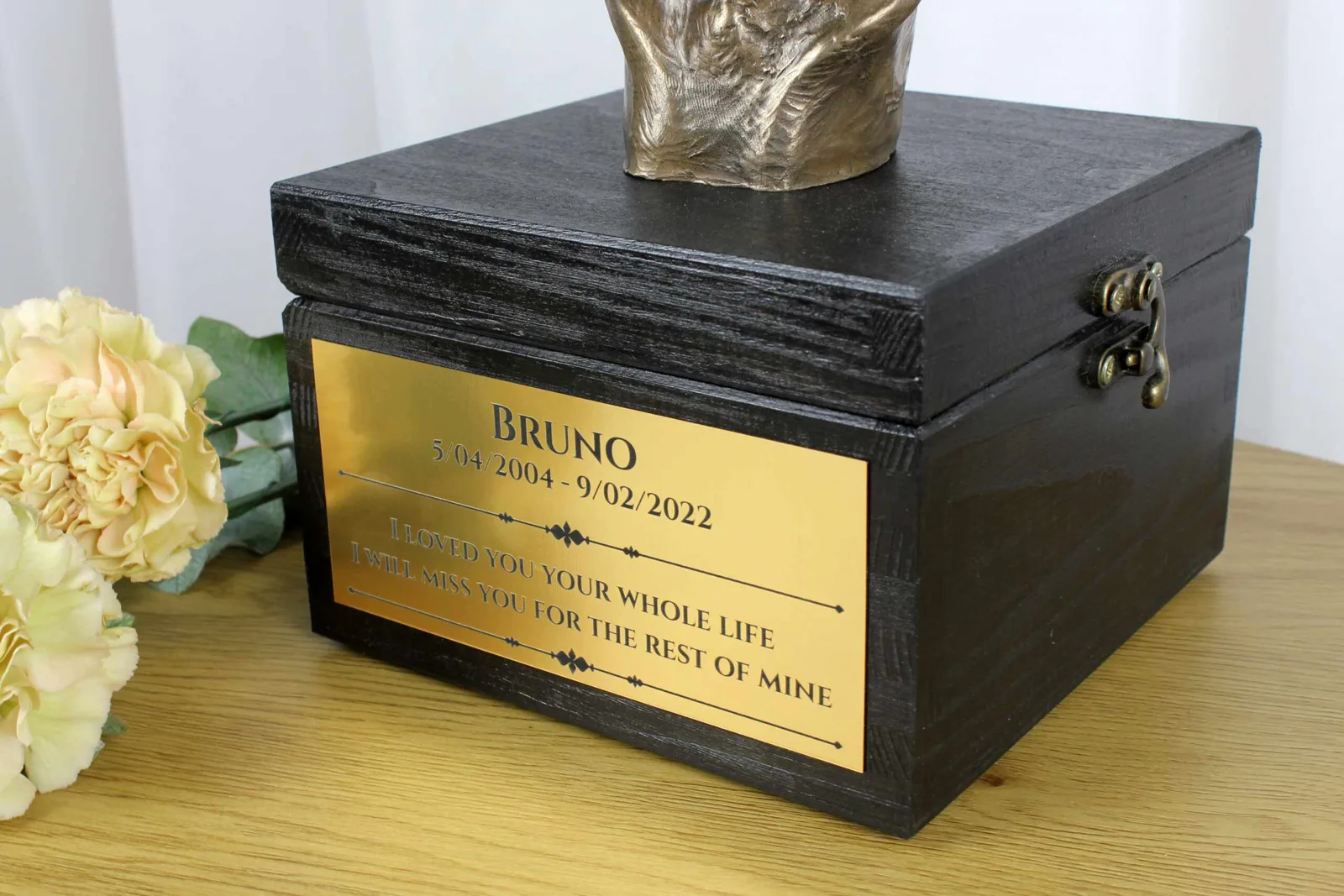 Urn met gravure en hondensculptuur van een Deense Dog — foto 3