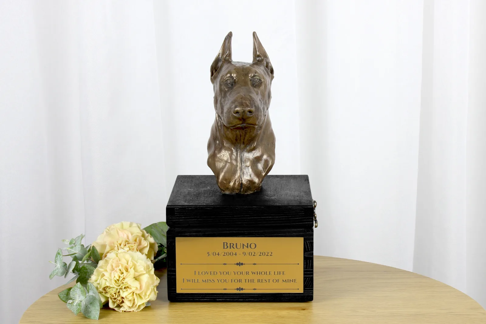 Urn met gravure en sculptuur van een Dobermann, handgemaakt kunstwerk — foto 2